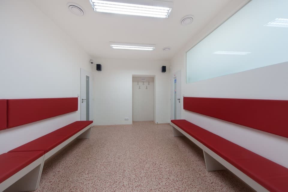Čekárna oční ordinace nábytek na míru