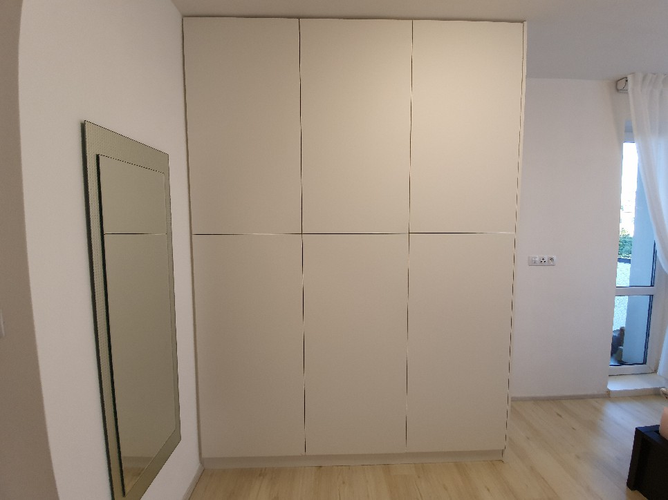 Levné vestavěné skříně Levné šatní skříně