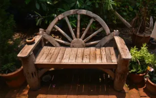 Nejlepší dřevěný venkovní nábytek pro váš balkón nebo terasu