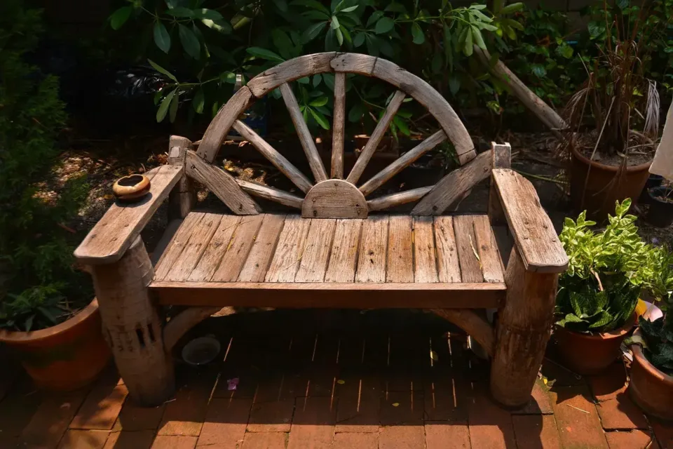 Nejlepší dřevěný venkovní nábytek pro váš balkón nebo terasu