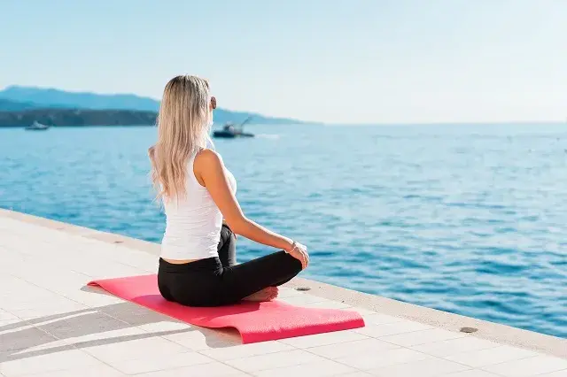 woman-enjoying-sun-during-morning-yoga-picjumbo-com Jak se stát nomadem