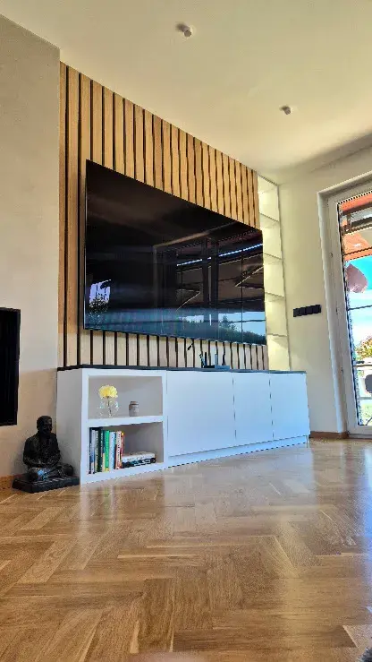 Obývák s lamelovou stěnou1 Obývák s lamelovou stěnou