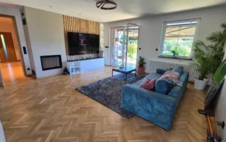 Obývák s lamelovou stěnou
