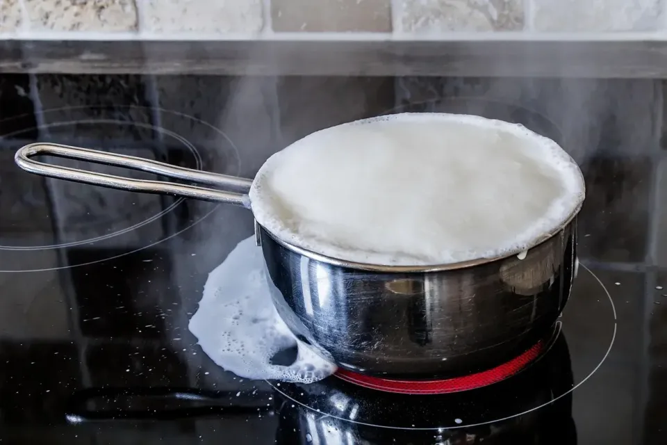 myriams-fotos-boiling-over-of-milk-2474181_1280 Varná deska
