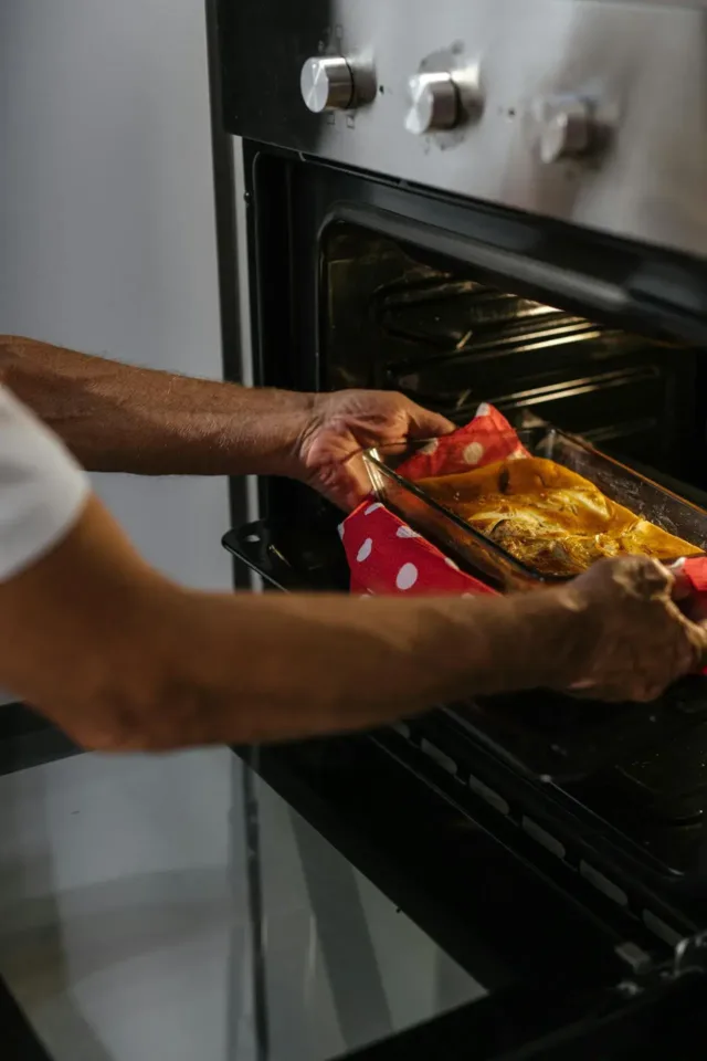 pexels-shvets-production-8900091 Jak se starat o troubu?