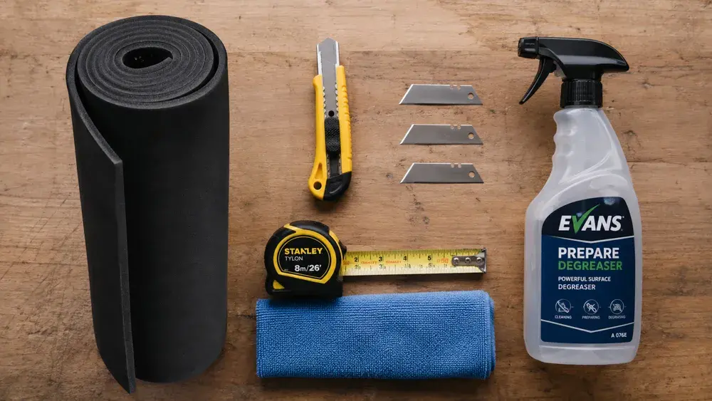 Nářadí a odmašťovač pro správné lepení K-FLEX izolace do dodávky